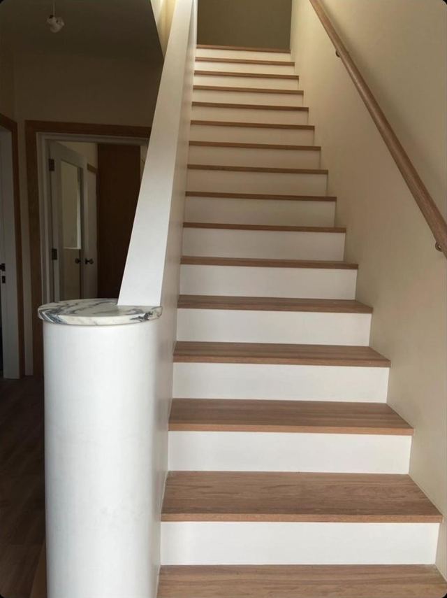 White oak staircase — Painted risers · Rubio Monocoat Smoke